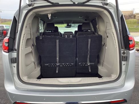 Used 2024 Chrysler Pacifica Touring-L image 12