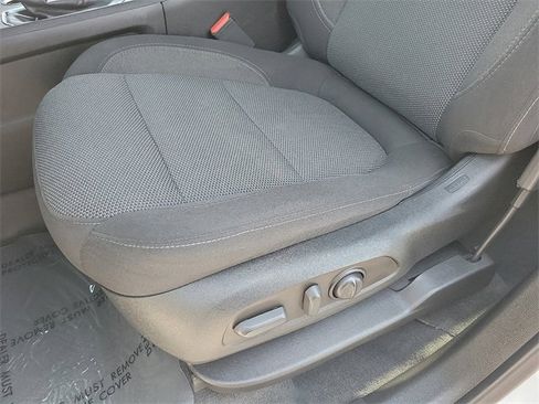 Used 2022 Chevrolet Traverse LT image 16