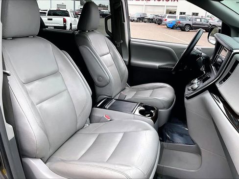 Used 2017 Toyota Sienna XLE image 8