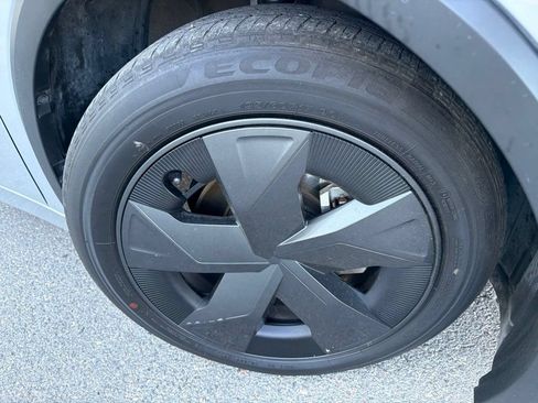 Used 2025 Toyota Prius LE FWD image 3
