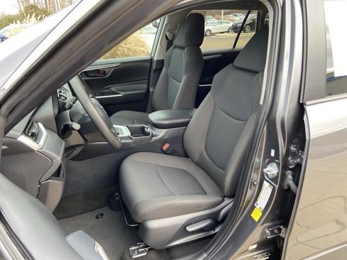 Used 2025 Toyota RAV4 LE image 17