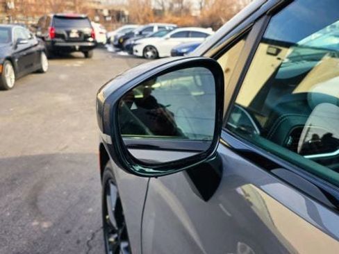 Used 2025 Chrysler Pacifica Limited image 38