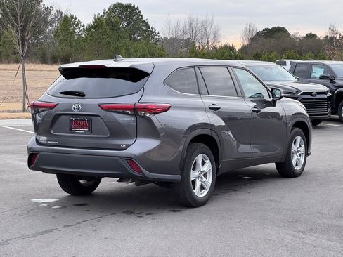 Used 2023 Toyota Highlander LE image 7