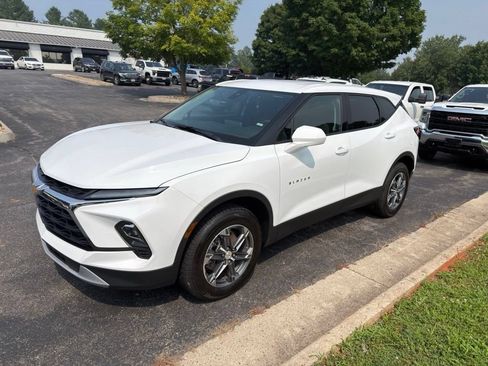 Used 2025 Chevrolet Blazer LT FWD image 3