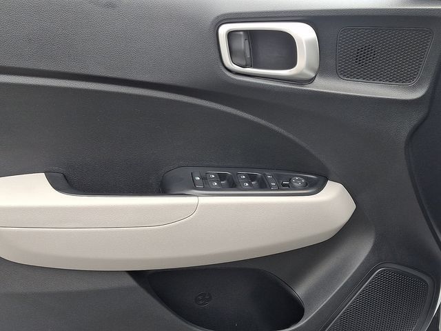 Used 2023 Hyundai Venue SEL FWD image 14