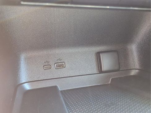 Used 2025 Chevrolet Traverse LT FWD image 11