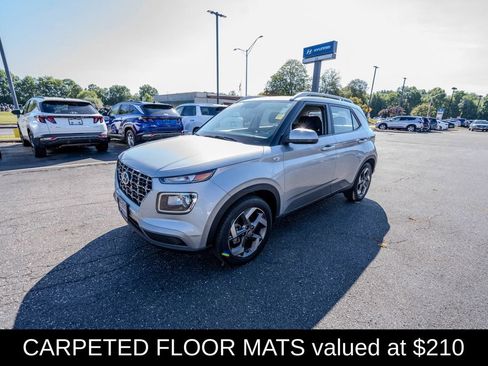 Used 2024 Hyundai Venue SEL image 3