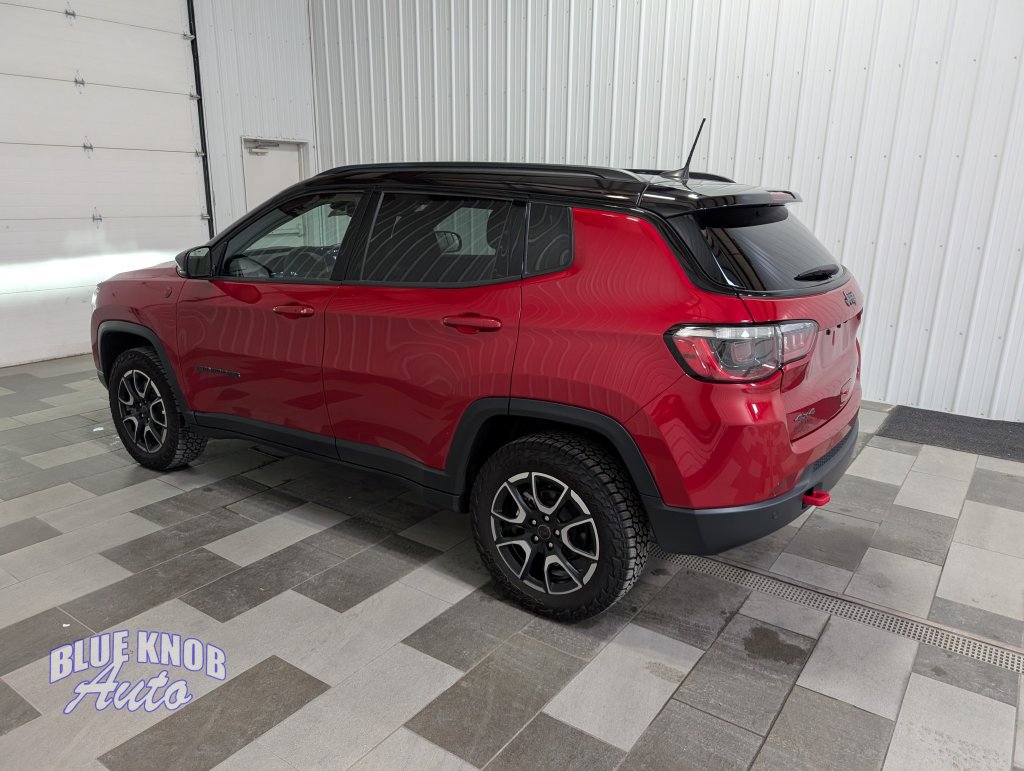 Used 2025 Jeep Compass Trailhawk AWD/4WD image 2