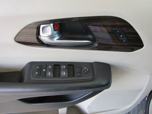 Used 2023 Chrysler Pacifica Limited image 24