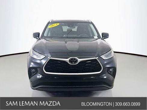 Used 2024 Toyota Highlander XLE FWD image 3