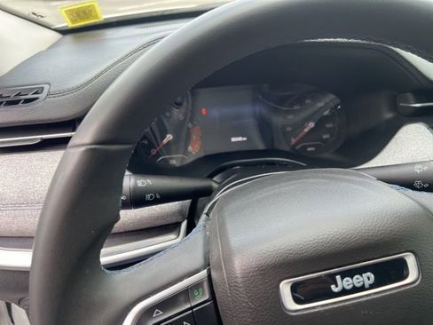 Used 2022 Jeep Compass Latitude AWD/4WD image 16
