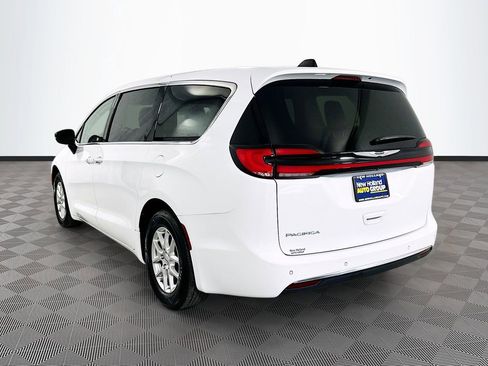 Used 2024 Chrysler Pacifica Touring-L FWD image 5