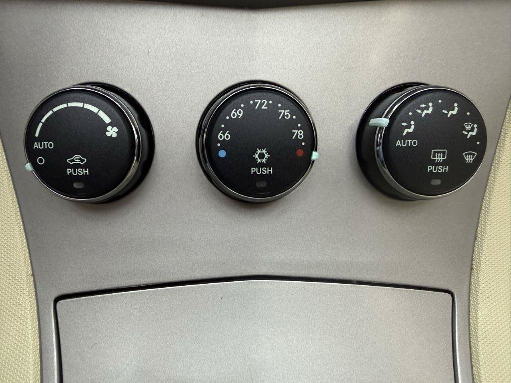 Used 2010 Chrysler Sebring Limited FWD image 18