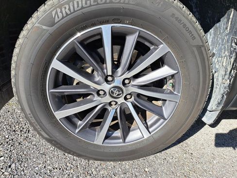 Used 2019 Toyota Highlander XLE image 2