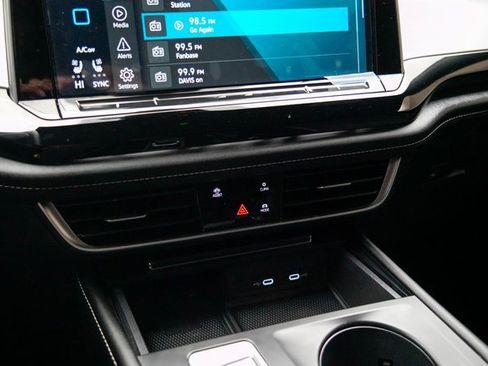 Used 2024 Volkswagen Atlas Cross Sport SE image 30