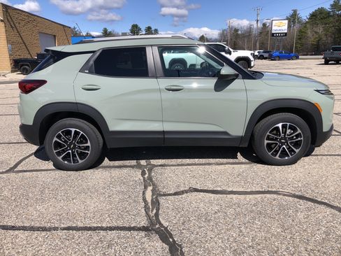 Used 2025 Chevrolet TrailBlazer LT w/ LT Cold Weather Package AWD/4WD image 2