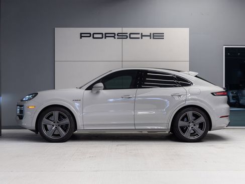 Certified 2026 Porsche Cayenne Turbo AWD/4WD image 2