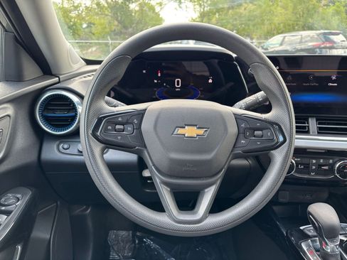 Used 2025 Chevrolet Trax LT FWD image 25