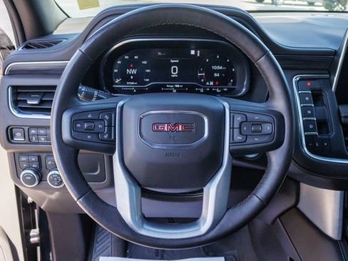 Certified 2022 GMC Yukon SLT w/ SLT Premium Package AWD/4WD image 18
