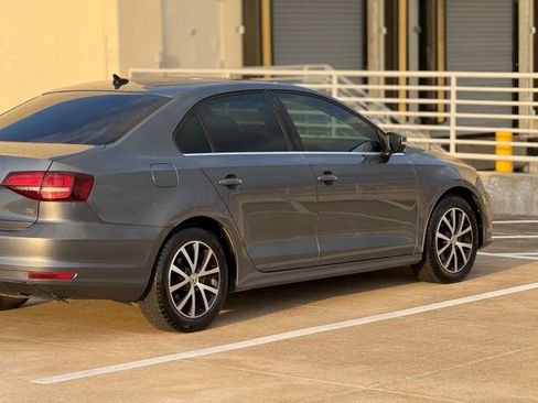 Used 2017 Volkswagen Jetta SE image 9