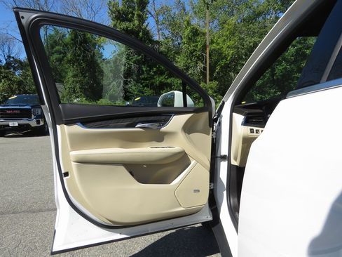 Used 2018 Cadillac XT5 AWD image 10