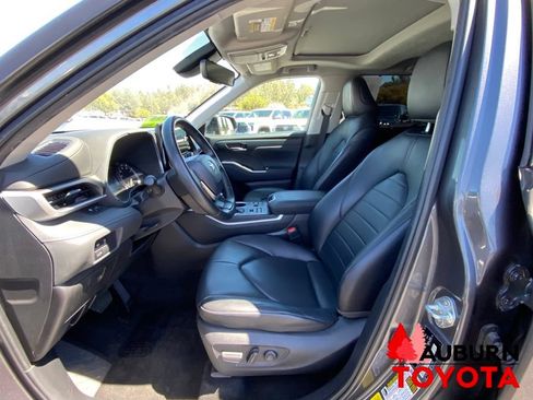Used 2023 Toyota Highlander XLE AWD/4WD image 35