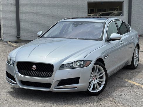 Used 2017 Jaguar XF Prestige RWD image 2