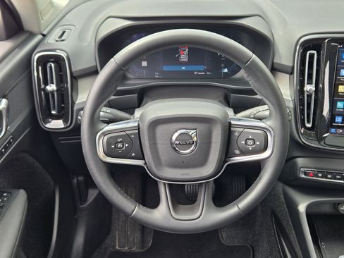 Used 2025 Volvo XC40 B5 Plus image 38