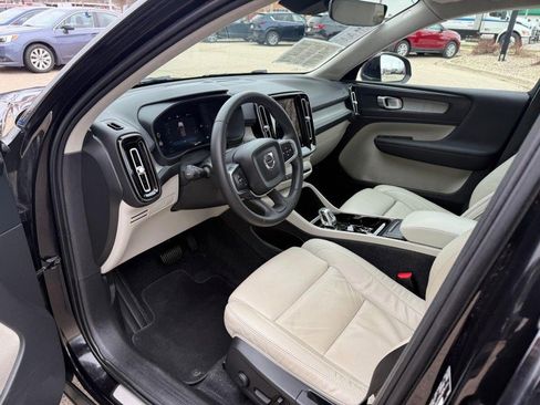 Used 2023 Volvo XC40 B5 Plus image 10