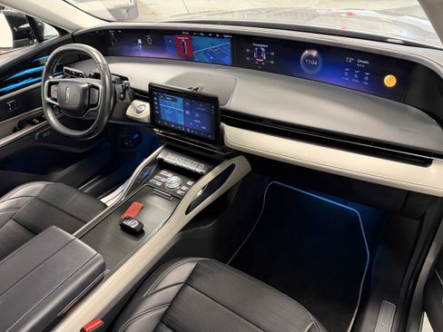 Used 2025 Lincoln Nautilus Reserve image 24