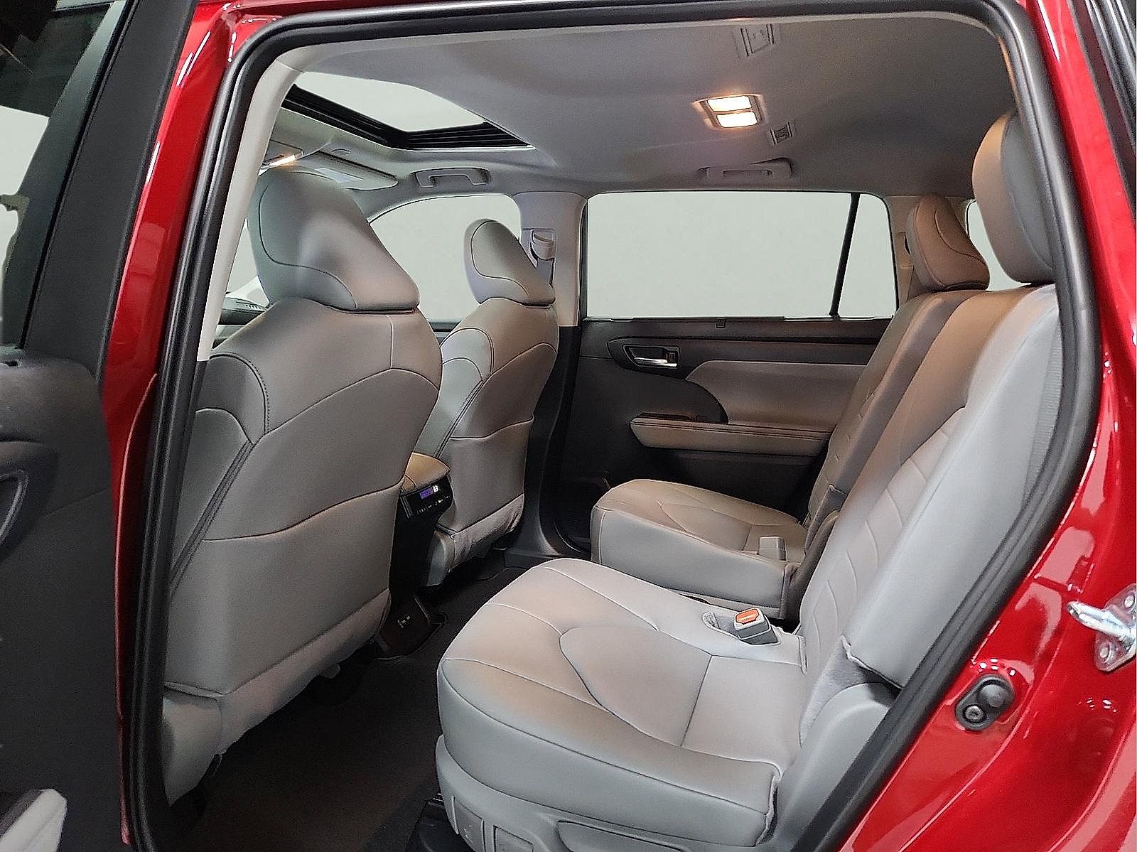 Certified 2026 Toyota Highlander XLE AWD/4WD image 8