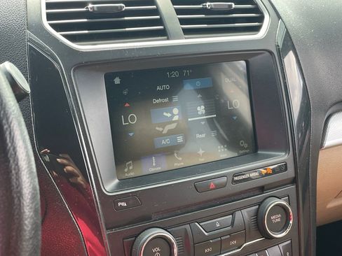 Used 2017 Ford Explorer XLT w/ Equipment Group 202A image 6