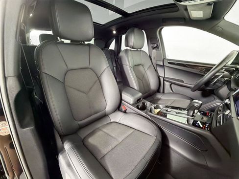 Certified 2025 Porsche Macan AWD/4WD image 28