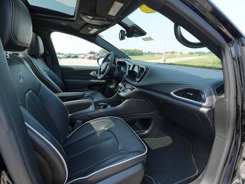 Used 2025 Chrysler Pacifica Limited FWD image 22