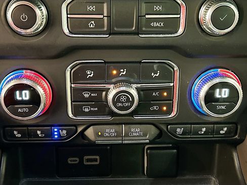 Used 2024 GMC Yukon SLT w/ SLT Luxury Package RWD image 13