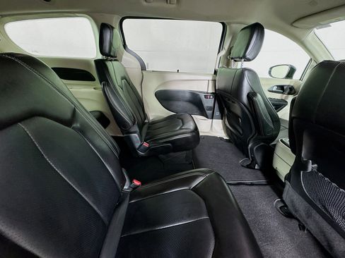 Used 2024 Chrysler Pacifica Touring-L FWD image 40