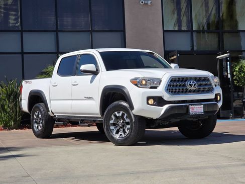 Used 2017 Toyota Tacoma TRD Off-Road w/ Tow Package image 3