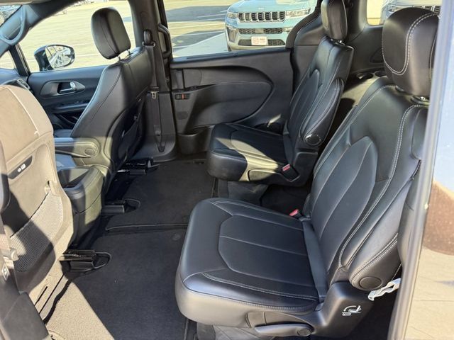 Used 2026 Chrysler Pacifica Select FWD image 12