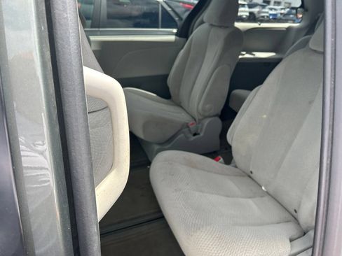 Used 2013 Toyota Sienna LE w/ Towing Pkg AWD/4WD image 6
