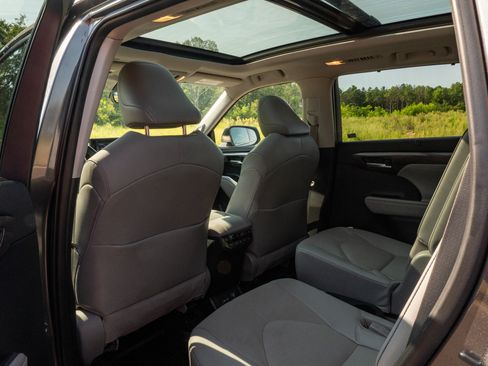 Used 2022 Toyota Highlander Platinum AWD/4WD image 13
