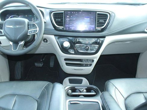 Used 2022 Chrysler Pacifica Touring-L image 13