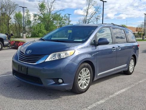 Used 2013 Toyota Sienna XLE w/ Entertainment Pkg FWD image 3
