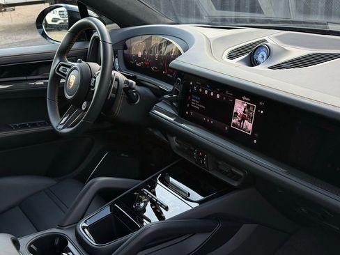 Used 2025 Porsche Cayenne GTS image 28