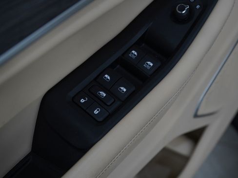 Used 2023 Jeep Grand Cherokee Limited w/ Luxury Tech Group II image 19