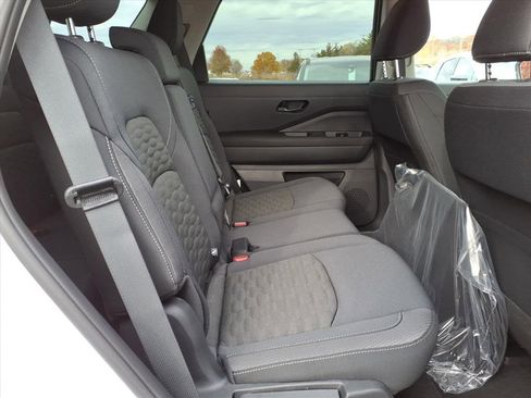 New 2025 Nissan Pathfinder SV image 8