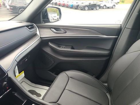 New 2025 Jeep Grand Cherokee Limited w/ Luxury Tech Group II image 17