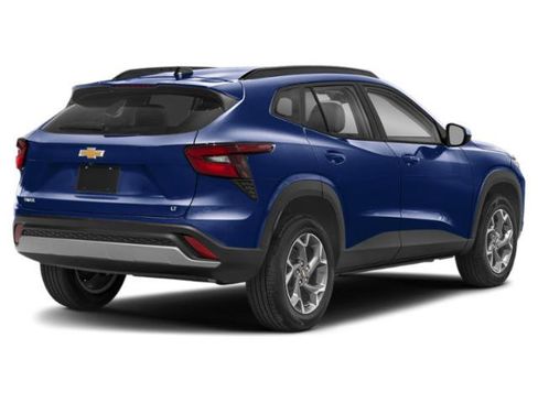 Used 2024 Chevrolet Trax LT w/ LT Convenience Package FWD image 2