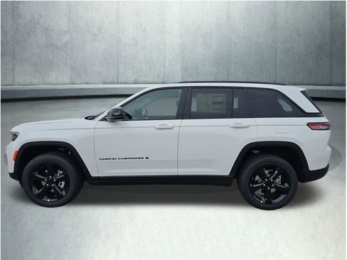New 2025 Jeep Grand Cherokee Altitude image 4