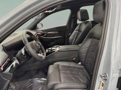 Used 2026 BMW 550e xDrive AWD/4WD image 9
