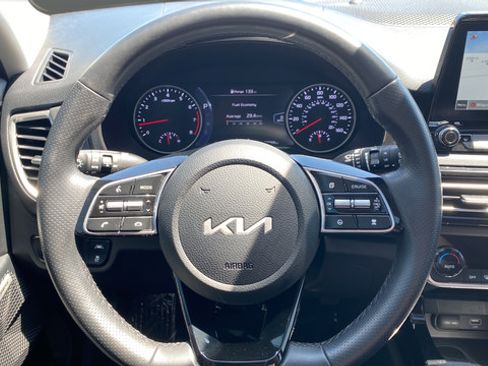Certified 2022 Kia Seltos SX w/ Sunroof Package AWD/4WD image 17